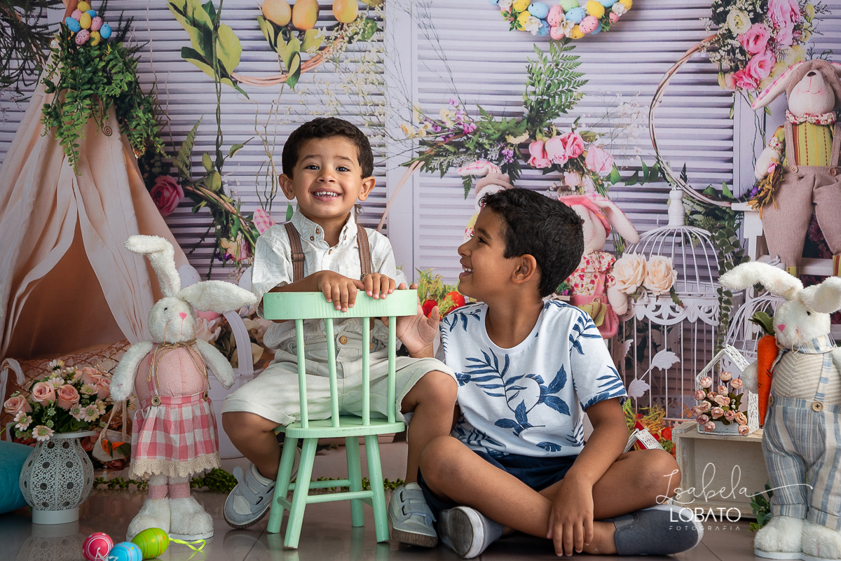 memorias-de-pascoa-2021-ensaio-fotografico-de-pascoa-ovos-de-pascoa-coelhinho-da-pascoa-fundo-fotografico-de-pascoa-cenário-fotografico-de-pascoa-estudio-de-fotos-em-barbacena-isabela-lobato-fotografia-ensaio-de-pascoa-2021-fotografos-carandai-cipotanea