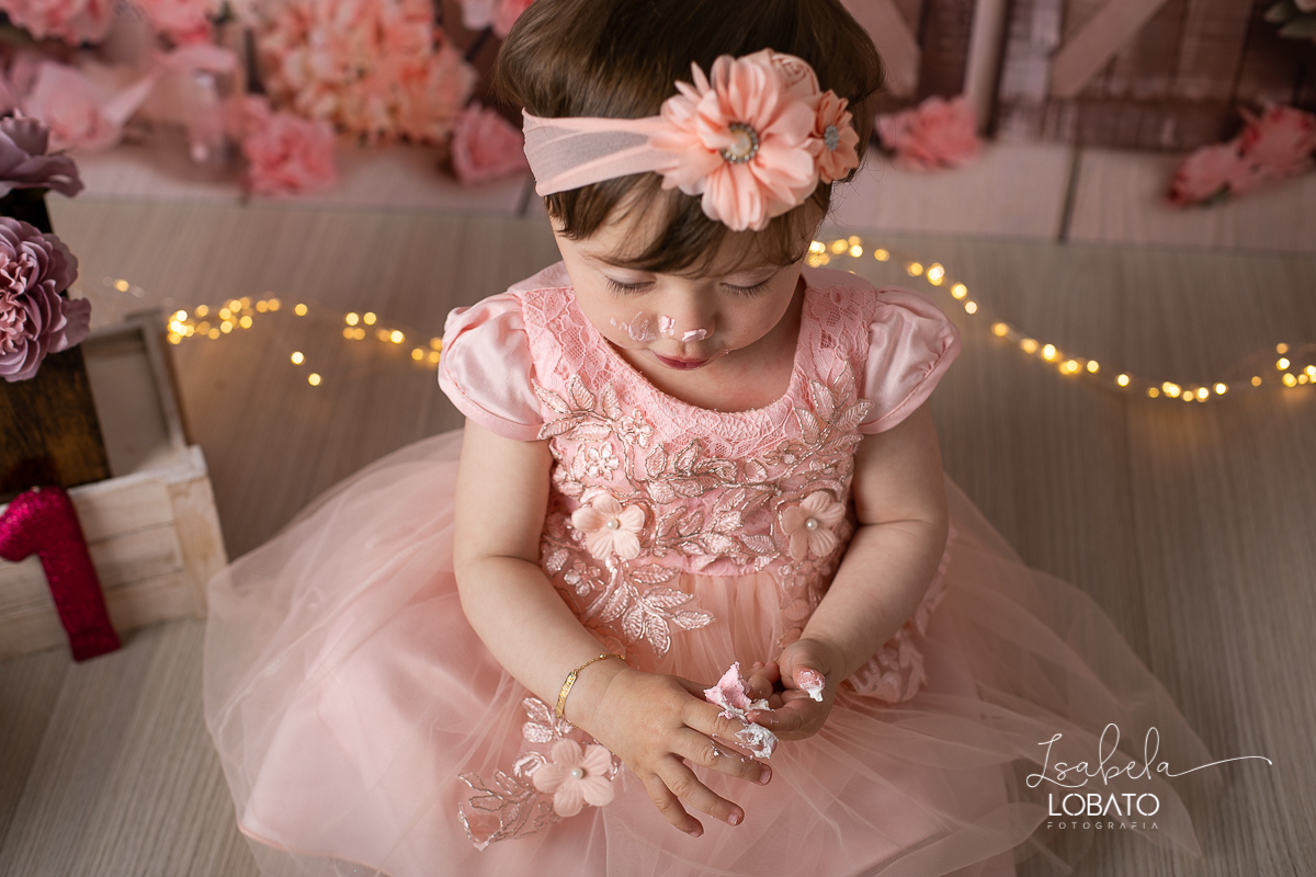 fotografa-de-criancas-em-barbacena-melhor-fotografa-de-barbacena-estudio-fotografico-infantil-isabela-lobato-fotografia-a-hora-do-bolo-mundo-rosa-smash-the-cake-esmagando-o-bolo-aniversario-de-um-ano-book-infantil-bq-acompanhamento-fotografico-criativo