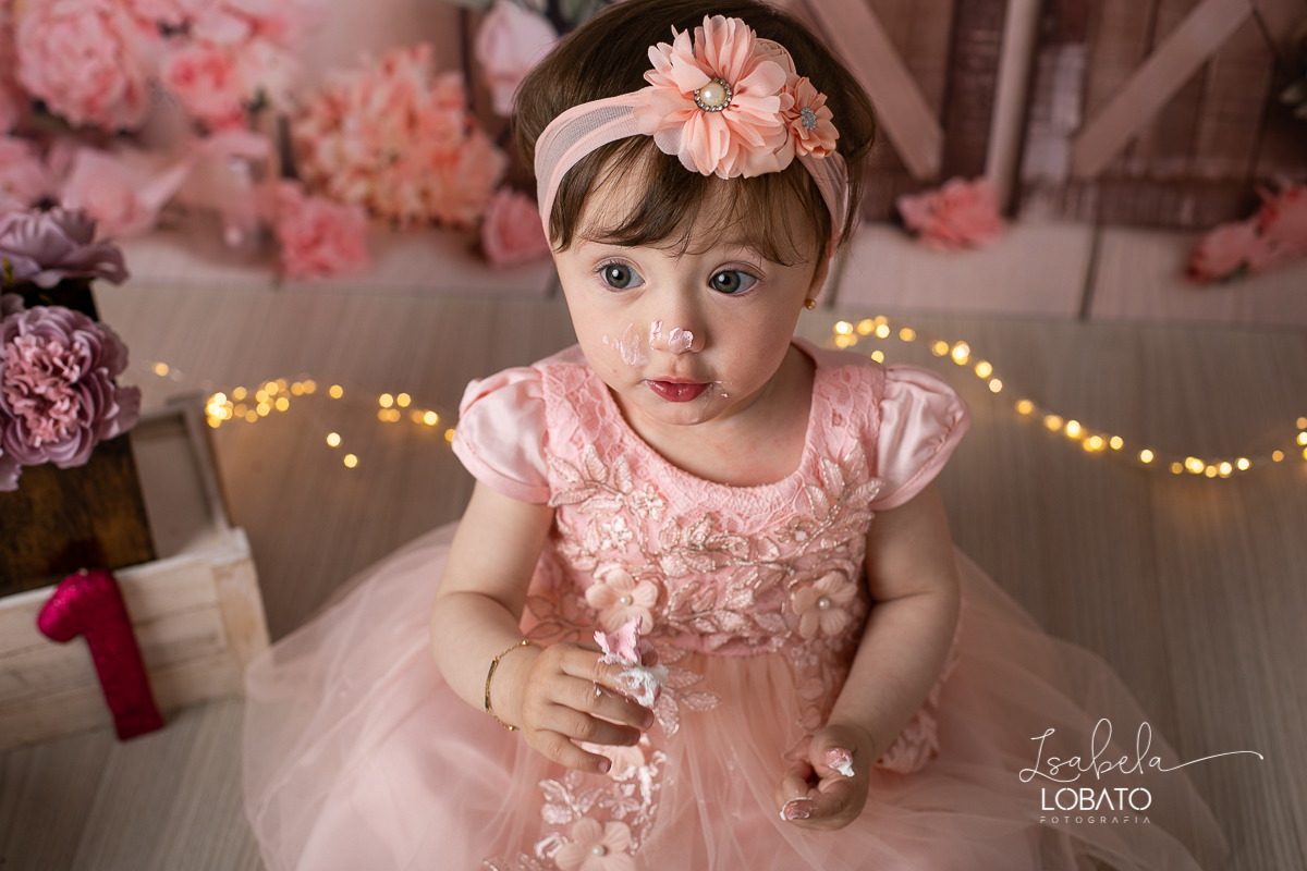 fotografa-de-criancas-em-barbacena-melhor-fotografa-de-barbacena-estudio-fotografico-infantil-isabela-lobato-fotografia-a-hora-do-bolo-mundo-rosa-smash-the-cake-esmagando-o-bolo-aniversario-de-um-ano-book-infantil-bq-acompanhamento-fotografico-criativo
