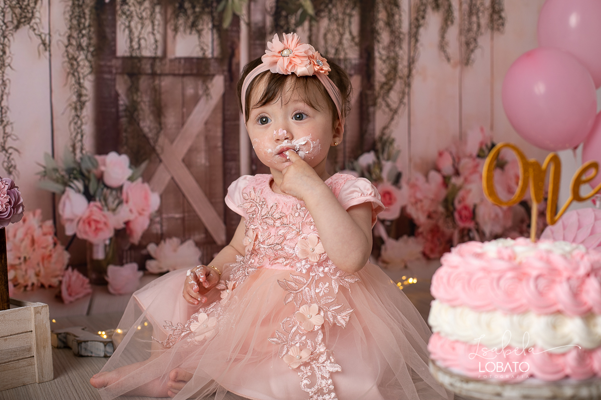 fotografa-de-criancas-em-barbacena-melhor-fotografa-de-barbacena-estudio-fotografico-infantil-isabela-lobato-fotografia-a-hora-do-bolo-mundo-rosa-smash-the-cake-esmagando-o-bolo-aniversario-de-um-ano-book-infantil-bq-acompanhamento-fotografico-criativo