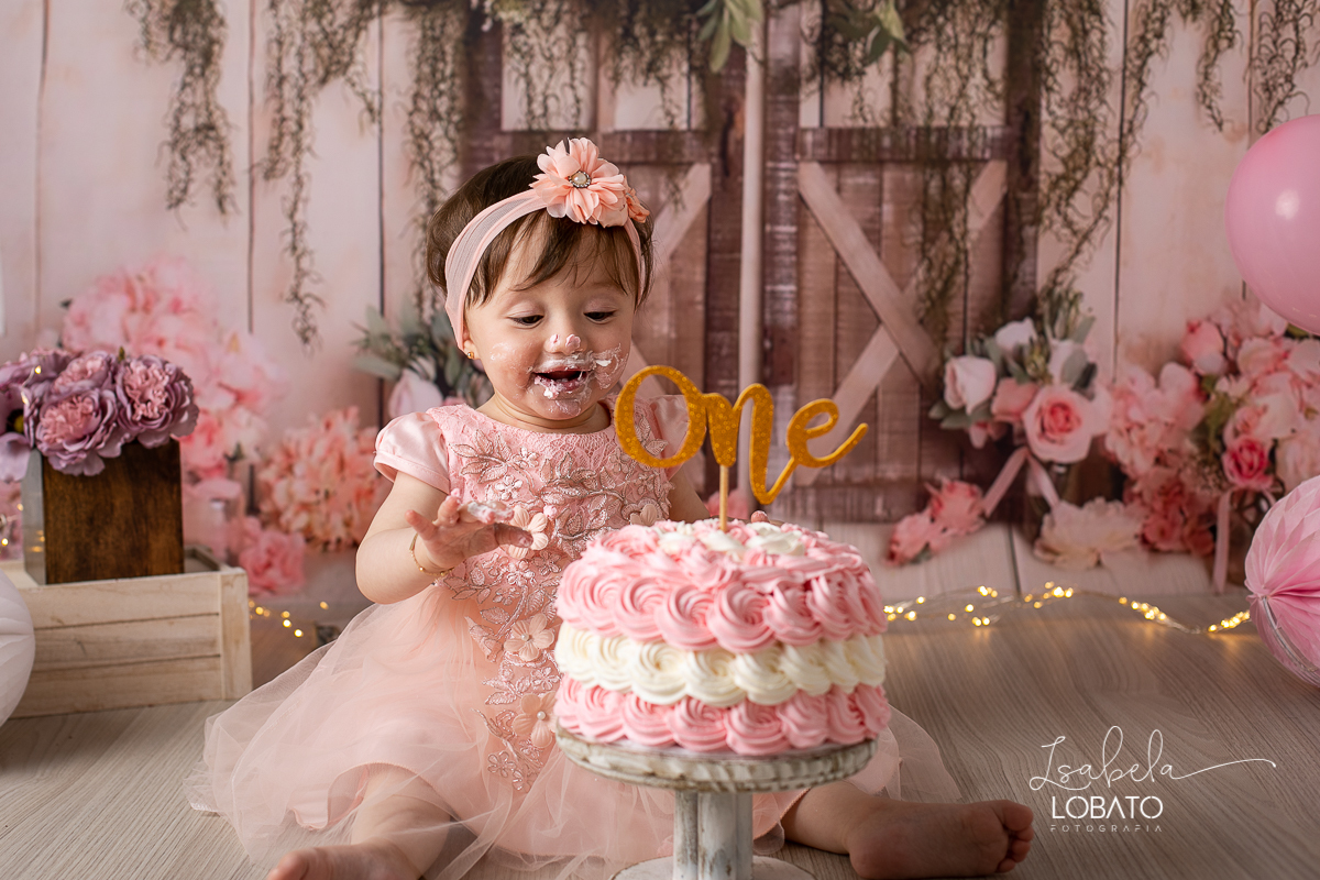 fotografa-de-criancas-em-barbacena-melhor-fotografa-de-barbacena-estudio-fotografico-infantil-isabela-lobato-fotografia-a-hora-do-bolo-mundo-rosa-smash-the-cake-esmagando-o-bolo-aniversario-de-um-ano-book-infantil-bq-acompanhamento-fotografico-criativo