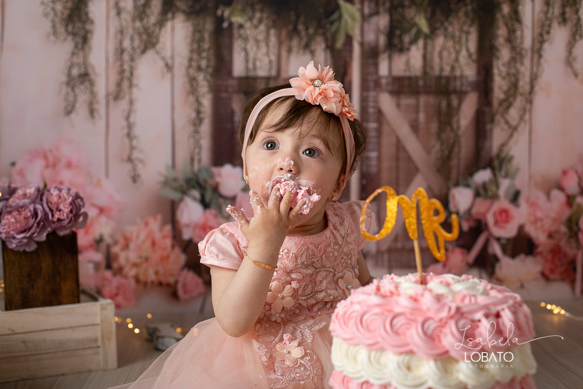 fotografa-de-criancas-em-barbacena-melhor-fotografa-de-barbacena-estudio-fotografico-infantil-isabela-lobato-fotografia-a-hora-do-bolo-mundo-rosa-smash-the-cake-esmagando-o-bolo-aniversario-de-um-ano-book-infantil-bq-acompanhamento-fotografico-criativo