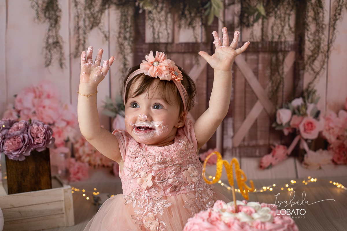 fotografa-de-criancas-em-barbacena-melhor-fotografa-de-barbacena-estudio-fotografico-infantil-isabela-lobato-fotografia-a-hora-do-bolo-mundo-rosa-smash-the-cake-esmagando-o-bolo-aniversario-de-um-ano-book-infantil-bq-acompanhamento-fotografico-criativo