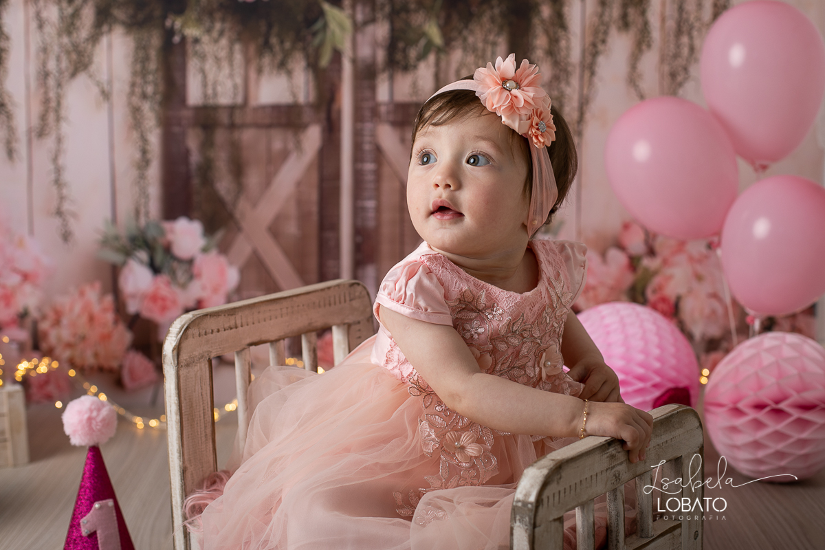 fotografa-de-criancas-em-barbacena-melhor-fotografa-de-barbacena-estudio-fotografico-infantil-isabela-lobato-fotografia-a-hora-do-bolo-mundo-rosa-smash-the-cake-esmagando-o-bolo-aniversario-de-um-ano-book-infantil-bq-acompanhamento-fotografico-criativo