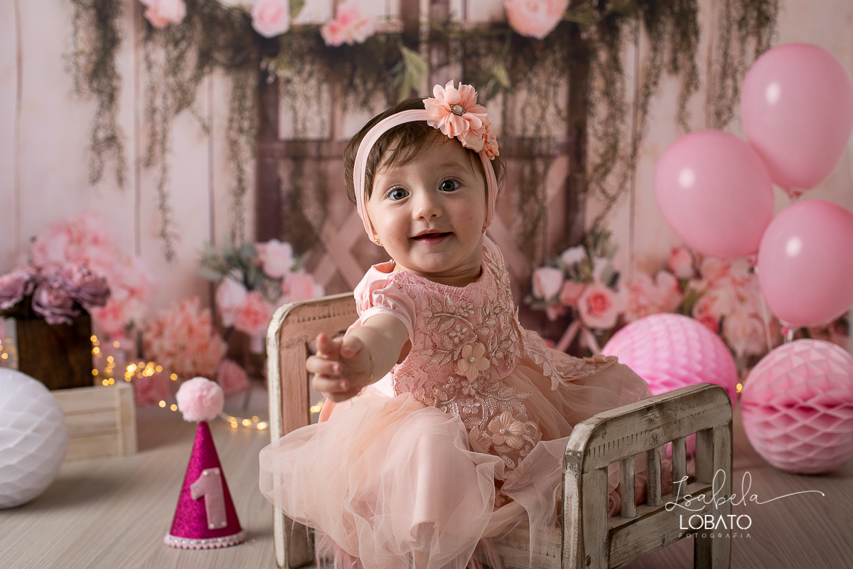 fotografa-de-criancas-em-barbacena-melhor-fotografa-de-barbacena-estudio-fotografico-infantil-isabela-lobato-fotografia-a-hora-do-bolo-mundo-rosa-smash-the-cake-esmagando-o-bolo-aniversario-de-um-ano-book-infantil-bq-acompanhamento-fotografico-criativo