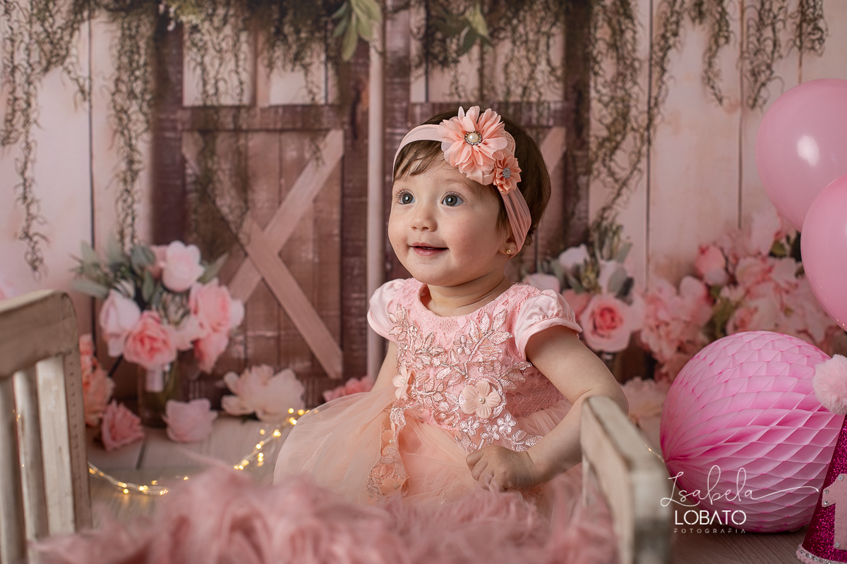 fotografa-de-criancas-em-barbacena-melhor-fotografa-de-barbacena-estudio-fotografico-infantil-isabela-lobato-fotografia-a-hora-do-bolo-mundo-rosa-smash-the-cake-esmagando-o-bolo-aniversario-de-um-ano-book-infantil-bq-acompanhamento-fotografico-criativo