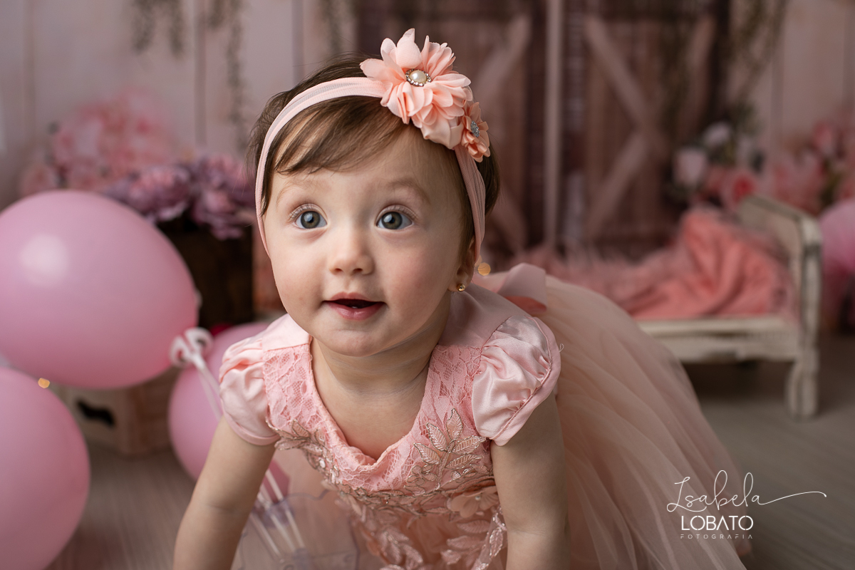fotografa-de-criancas-em-barbacena-melhor-fotografa-de-barbacena-estudio-fotografico-infantil-isabela-lobato-fotografia-a-hora-do-bolo-mundo-rosa-smash-the-cake-esmagando-o-bolo-aniversario-de-um-ano-book-infantil-bq-acompanhamento-fotografico-criativo