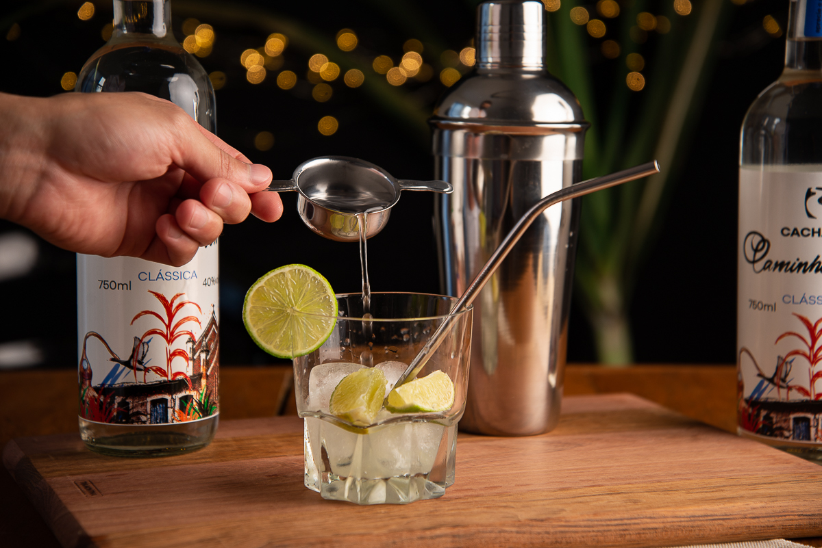 cachaca-mineira-cahaca-de-minas-cachacaria-cachaca-artesanal-cachaca-caminho-novo-drinks-caip-limao-caip-morango-caip-kiwi-caip-abacaxi-fotografia-de-drinks-fotografo-de-drinks-fotografia-de-alimentos-melhor-fotografo-de-alimentos-isabela-lobato-gourmet