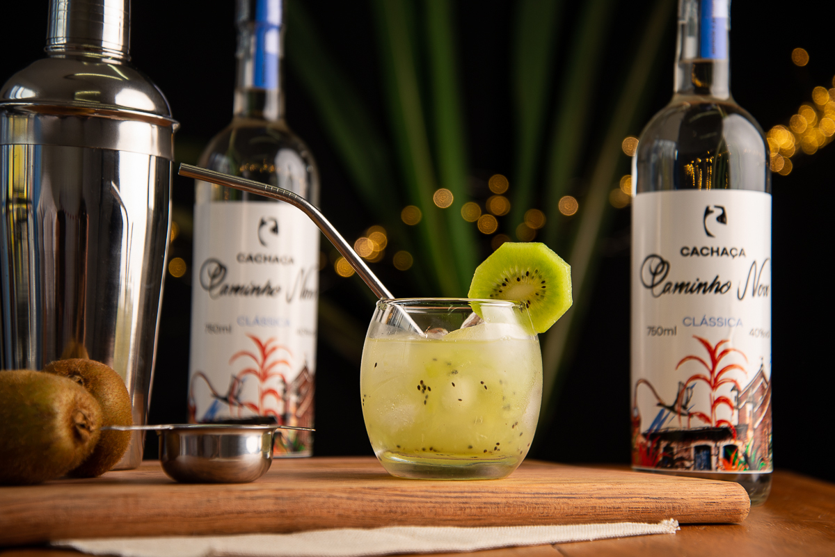 cachaca-mineira-cahaca-de-minas-cachacaria-cachaca-artesanal-cachaca-caminho-novo-drinks-caip-limao-caip-morango-caip-kiwi-caip-abacaxi-fotografia-de-drinks-fotografo-de-drinks-fotografia-de-alimentos-melhor-fotografo-de-alimentos-isabela-lobato-gourmet