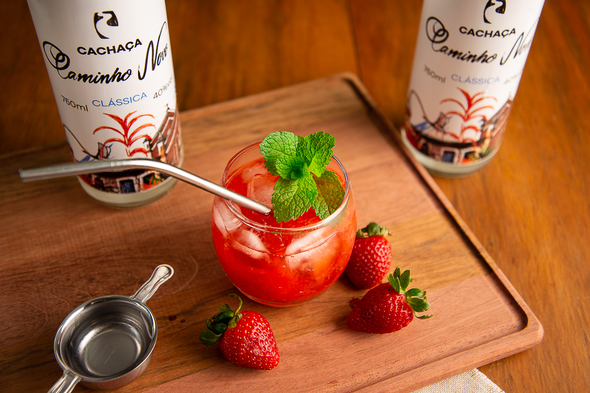 cachaca-mineira-cahaca-de-minas-cachacaria-cachaca-artesanal-cachaca-caminho-novo-drinks-caip-limao-caip-morango-caip-kiwi-caip-abacaxi-fotografia-de-drinks-fotografo-de-drinks-fotografia-de-alimentos-melhor-fotografo-de-alimentos-isabela-lobato-gourmet