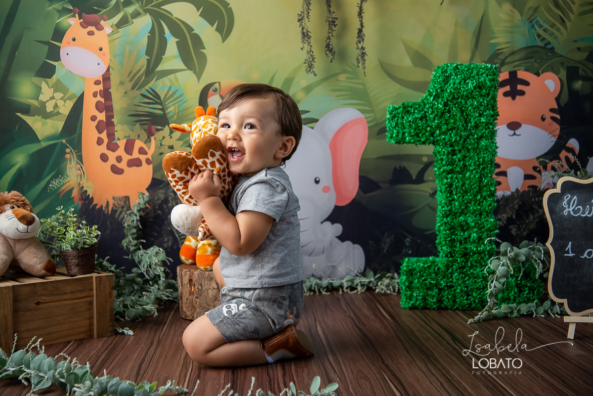 fotografa-de-criancas-em-barbacena-melhor-fotografa-de-barbacena-estudio-fotografico-infantil-isabela-lobato-fotografia-a-hora-do-bolo-mundo-azul-smash-the-cake-esmagando-o-bolo-book-infantil-bq-acompanhamento-fotografico-criativo-festa-safari-decoracao