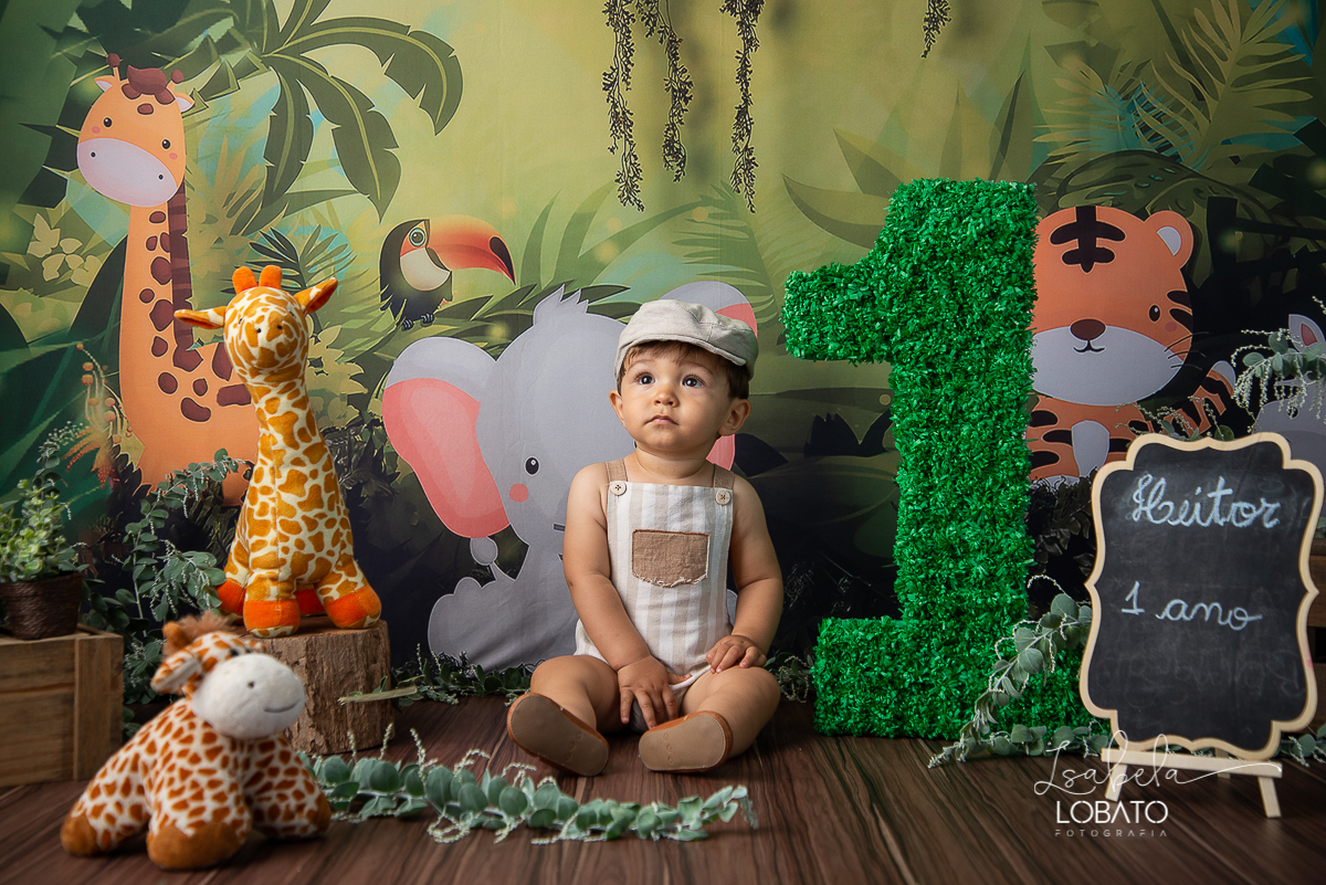 fotografa-de-criancas-em-barbacena-melhor-fotografa-de-barbacena-estudio-fotografico-infantil-isabela-lobato-fotografia-a-hora-do-bolo-mundo-azul-smash-the-cake-esmagando-o-bolo-book-infantil-bq-acompanhamento-fotografico-criativo-festa-safari-decoracao