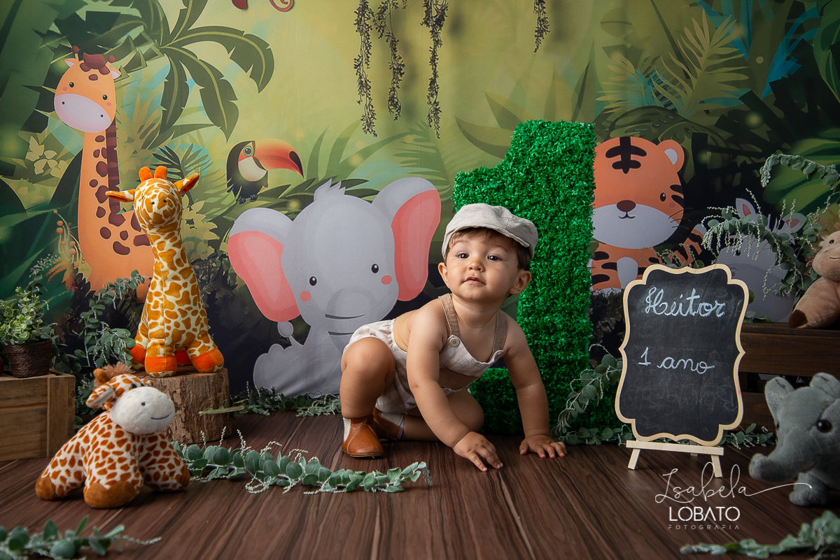 fotografa-de-criancas-em-barbacena-melhor-fotografa-de-barbacena-estudio-fotografico-infantil-isabela-lobato-fotografia-a-hora-do-bolo-mundo-azul-smash-the-cake-esmagando-o-bolo-book-infantil-bq-acompanhamento-fotografico-criativo-festa-safari-decoracao