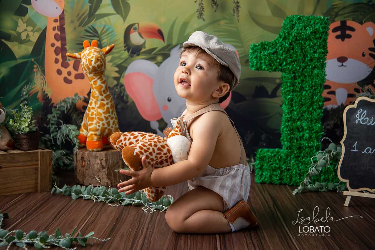 fotografa-de-criancas-em-barbacena-melhor-fotografa-de-barbacena-estudio-fotografico-infantil-isabela-lobato-fotografia-a-hora-do-bolo-mundo-azul-smash-the-cake-esmagando-o-bolo-book-infantil-bq-acompanhamento-fotografico-criativo-festa-safari-decoracao