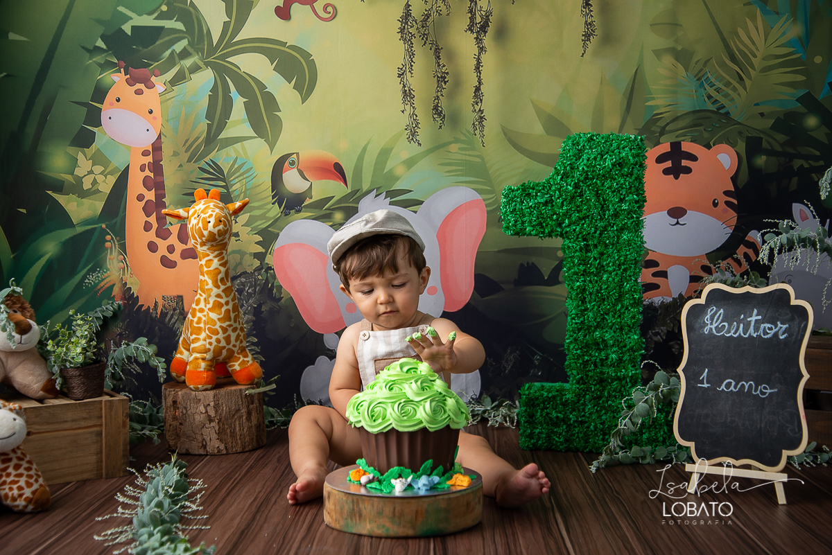 fotografa-de-criancas-em-barbacena-melhor-fotografa-de-barbacena-estudio-fotografico-infantil-isabela-lobato-fotografia-a-hora-do-bolo-mundo-azul-smash-the-cake-esmagando-o-bolo-book-infantil-bq-acompanhamento-fotografico-criativo-festa-safari-decoracao