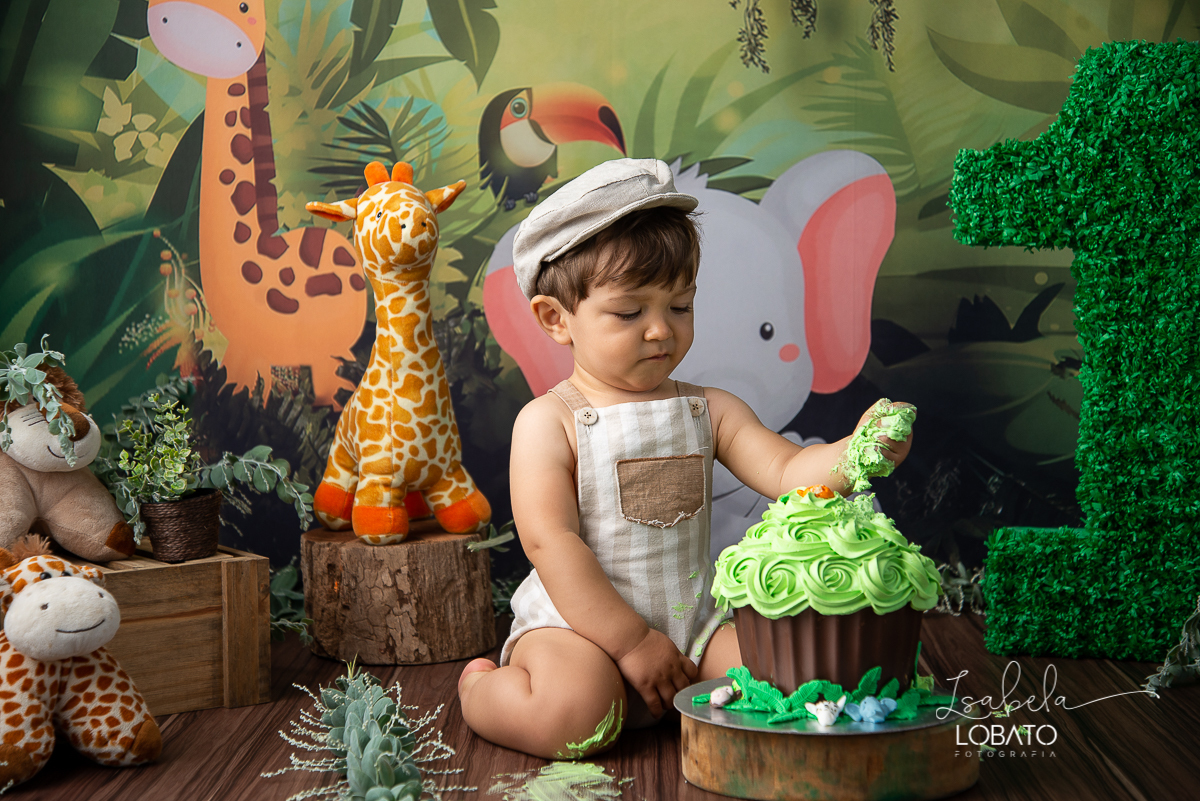 fotografa-de-criancas-em-barbacena-melhor-fotografa-de-barbacena-estudio-fotografico-infantil-isabela-lobato-fotografia-a-hora-do-bolo-mundo-azul-smash-the-cake-esmagando-o-bolo-book-infantil-bq-acompanhamento-fotografico-criativo-festa-safari-decoracao