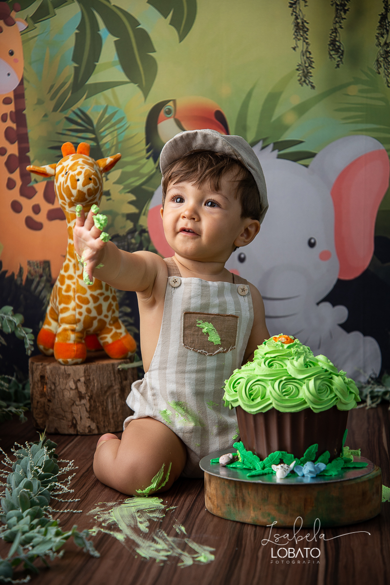 fotografa-de-criancas-em-barbacena-melhor-fotografa-de-barbacena-estudio-fotografico-infantil-isabela-lobato-fotografia-a-hora-do-bolo-mundo-azul-smash-the-cake-esmagando-o-bolo-book-infantil-bq-acompanhamento-fotografico-criativo-festa-safari-decoracao