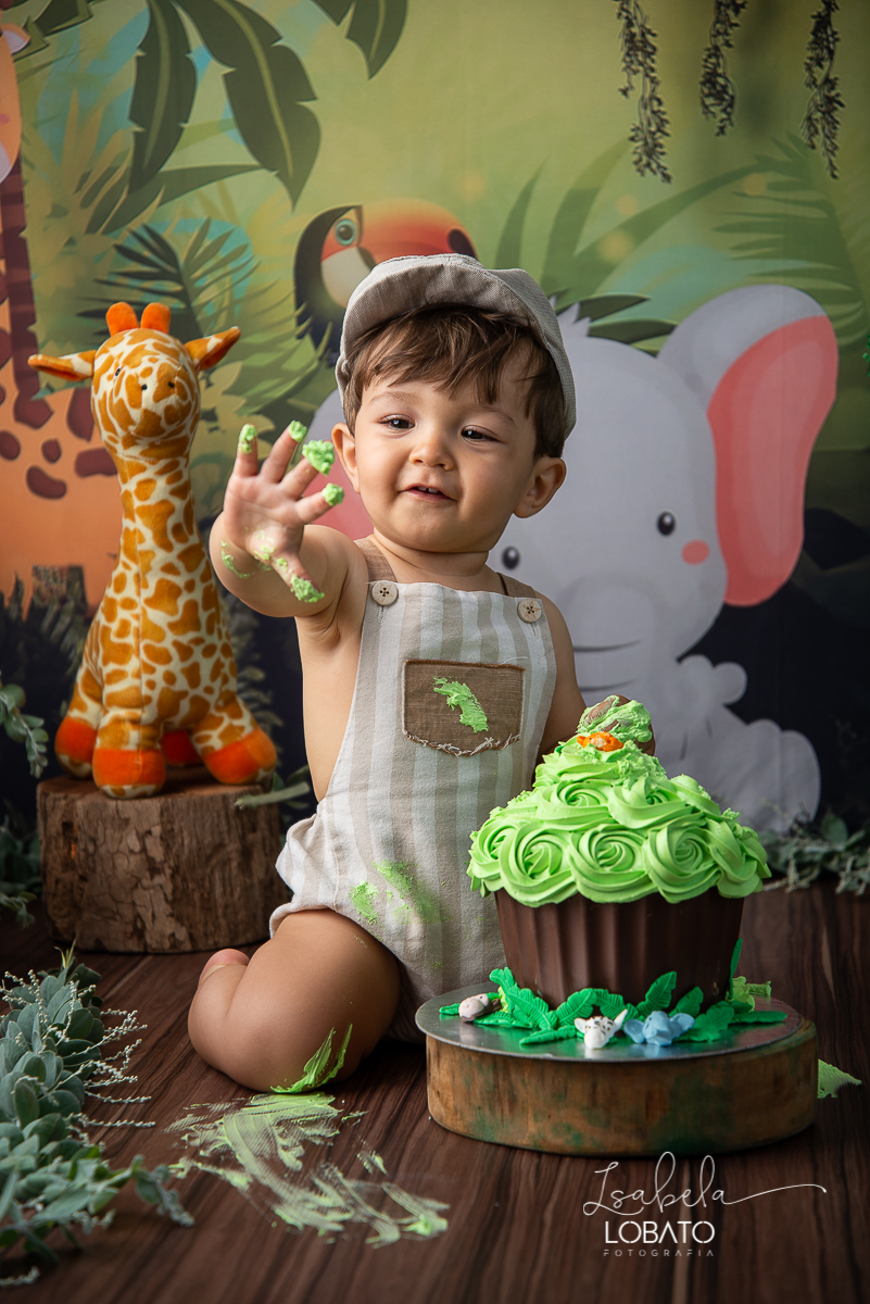 fotografa-de-criancas-em-barbacena-melhor-fotografa-de-barbacena-estudio-fotografico-infantil-isabela-lobato-fotografia-a-hora-do-bolo-mundo-azul-smash-the-cake-esmagando-o-bolo-book-infantil-bq-acompanhamento-fotografico-criativo-festa-safari-decoracao