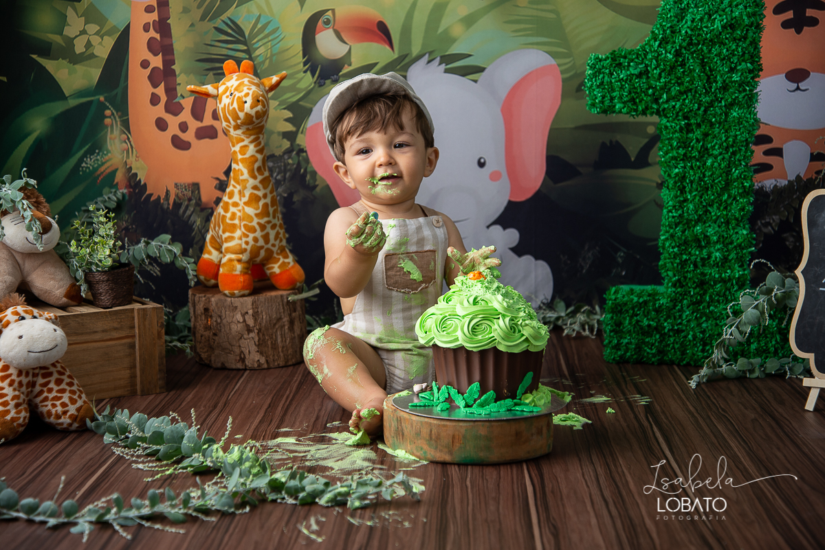 fotografa-de-criancas-em-barbacena-melhor-fotografa-de-barbacena-estudio-fotografico-infantil-isabela-lobato-fotografia-a-hora-do-bolo-mundo-azul-smash-the-cake-esmagando-o-bolo-book-infantil-bq-acompanhamento-fotografico-criativo-festa-safari-decoracao