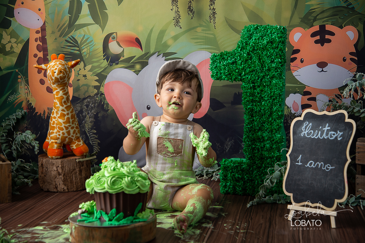 fotografa-de-criancas-em-barbacena-melhor-fotografa-de-barbacena-estudio-fotografico-infantil-isabela-lobato-fotografia-a-hora-do-bolo-mundo-azul-smash-the-cake-esmagando-o-bolo-book-infantil-bq-acompanhamento-fotografico-criativo-festa-safari-decoracao