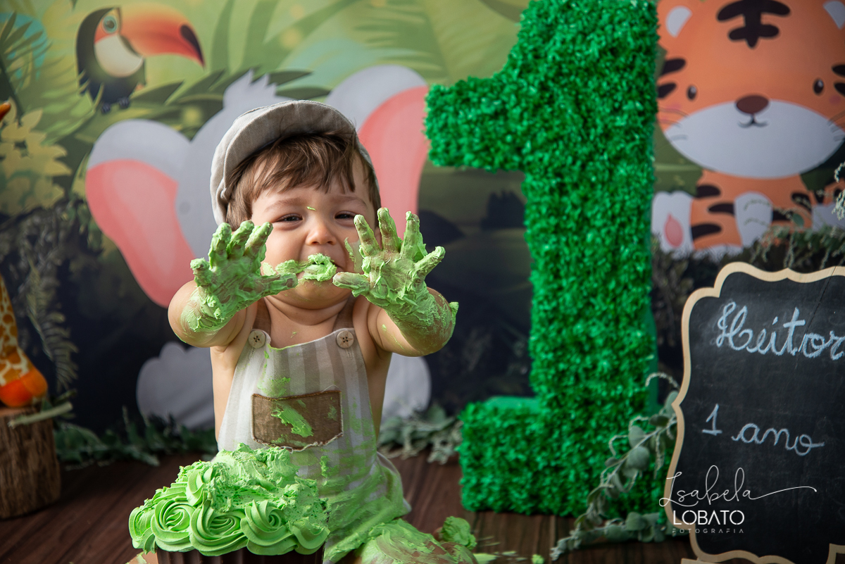 fotografa-de-criancas-em-barbacena-melhor-fotografa-de-barbacena-estudio-fotografico-infantil-isabela-lobato-fotografia-a-hora-do-bolo-mundo-azul-smash-the-cake-esmagando-o-bolo-book-infantil-bq-acompanhamento-fotografico-criativo-festa-safari-decoracao