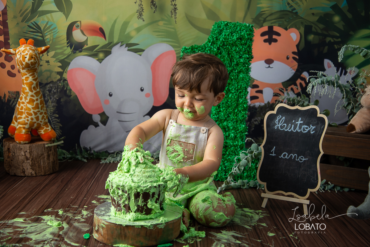 fotografa-de-criancas-em-barbacena-melhor-fotografa-de-barbacena-estudio-fotografico-infantil-isabela-lobato-fotografia-a-hora-do-bolo-mundo-azul-smash-the-cake-esmagando-o-bolo-book-infantil-bq-acompanhamento-fotografico-criativo-festa-safari-decoracao