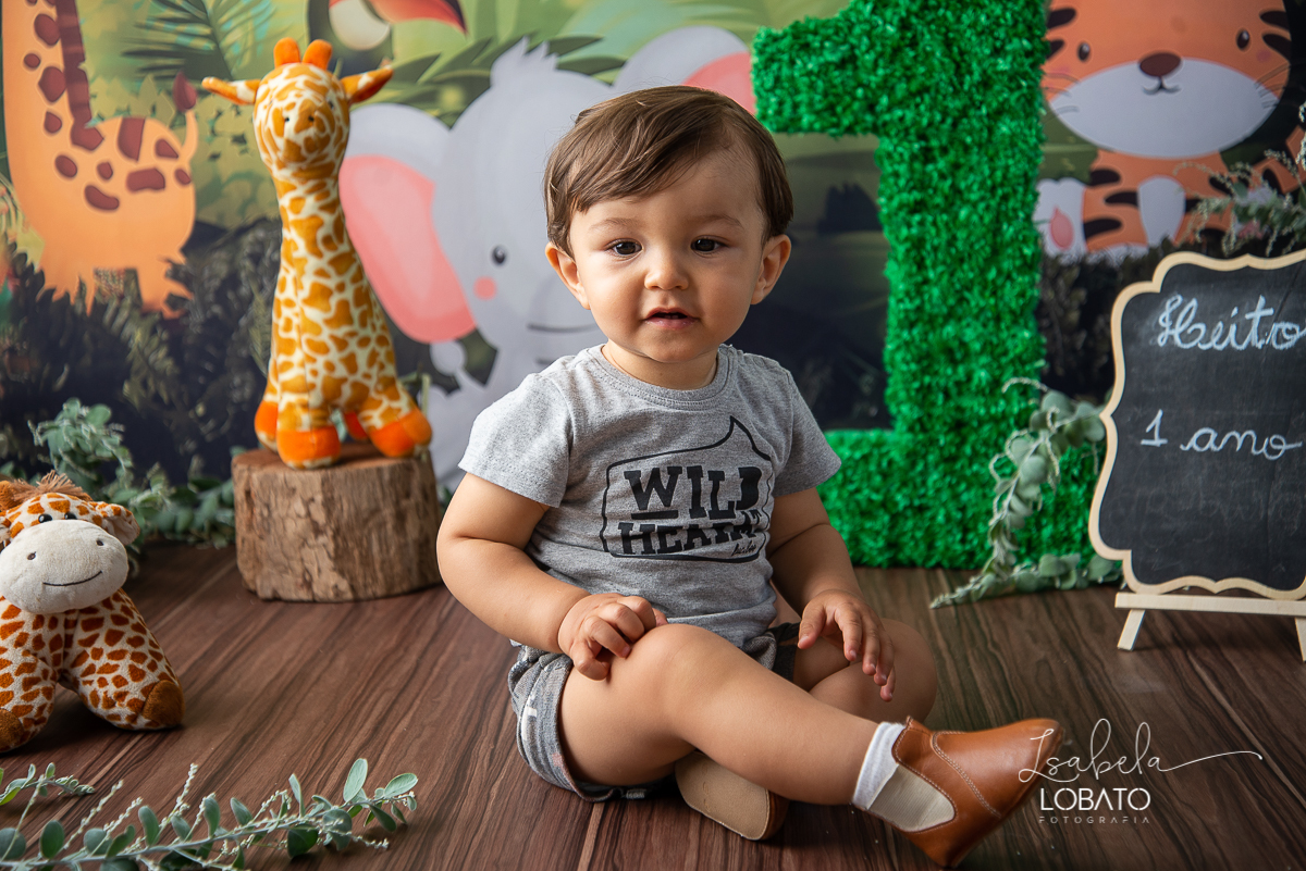 fotografa-de-criancas-em-barbacena-melhor-fotografa-de-barbacena-estudio-fotografico-infantil-isabela-lobato-fotografia-a-hora-do-bolo-mundo-azul-smash-the-cake-esmagando-o-bolo-book-infantil-bq-acompanhamento-fotografico-criativo-festa-safari-decoracao
