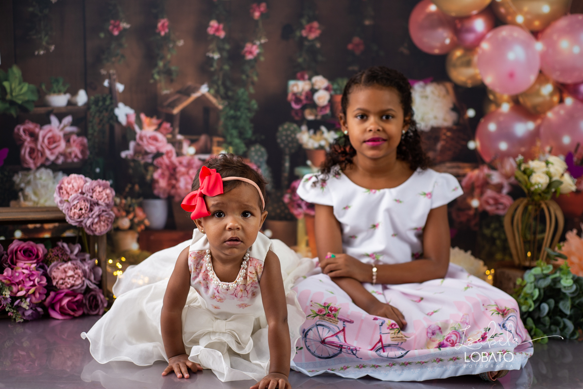 ensaio-smash-the-cake-a-hora-do-bolo-festa-jardim-decoracao-jardim-flores-estudio-fotografico-em-barbacena-isabela-lobato-fotografia-melhor-fotografa-de-barbacena-e-regiao-ensaio-fotografico-de-criancas-book-infantil-carandai-cipotanea-barroso-ibertioga