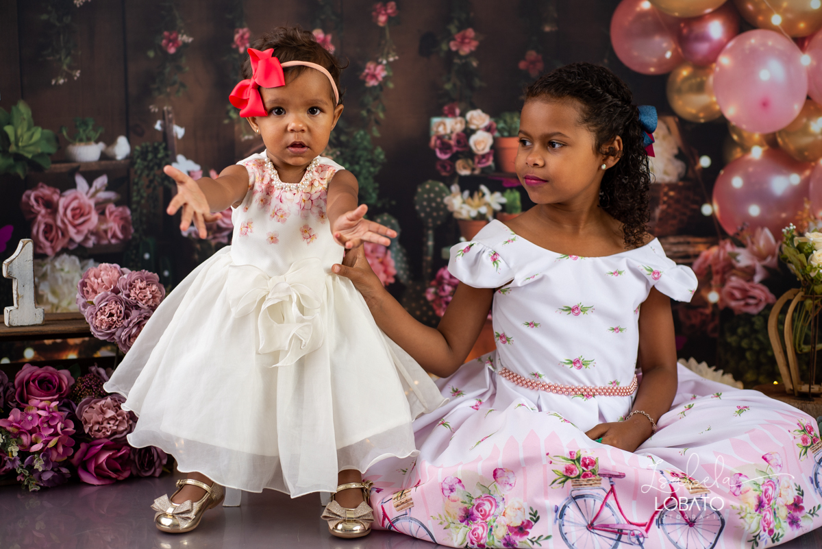 ensaio-smash-the-cake-a-hora-do-bolo-festa-jardim-decoracao-jardim-flores-estudio-fotografico-em-barbacena-isabela-lobato-fotografia-melhor-fotografa-de-barbacena-e-regiao-ensaio-fotografico-de-criancas-book-infantil-carandai-cipotanea-barroso-ibertioga