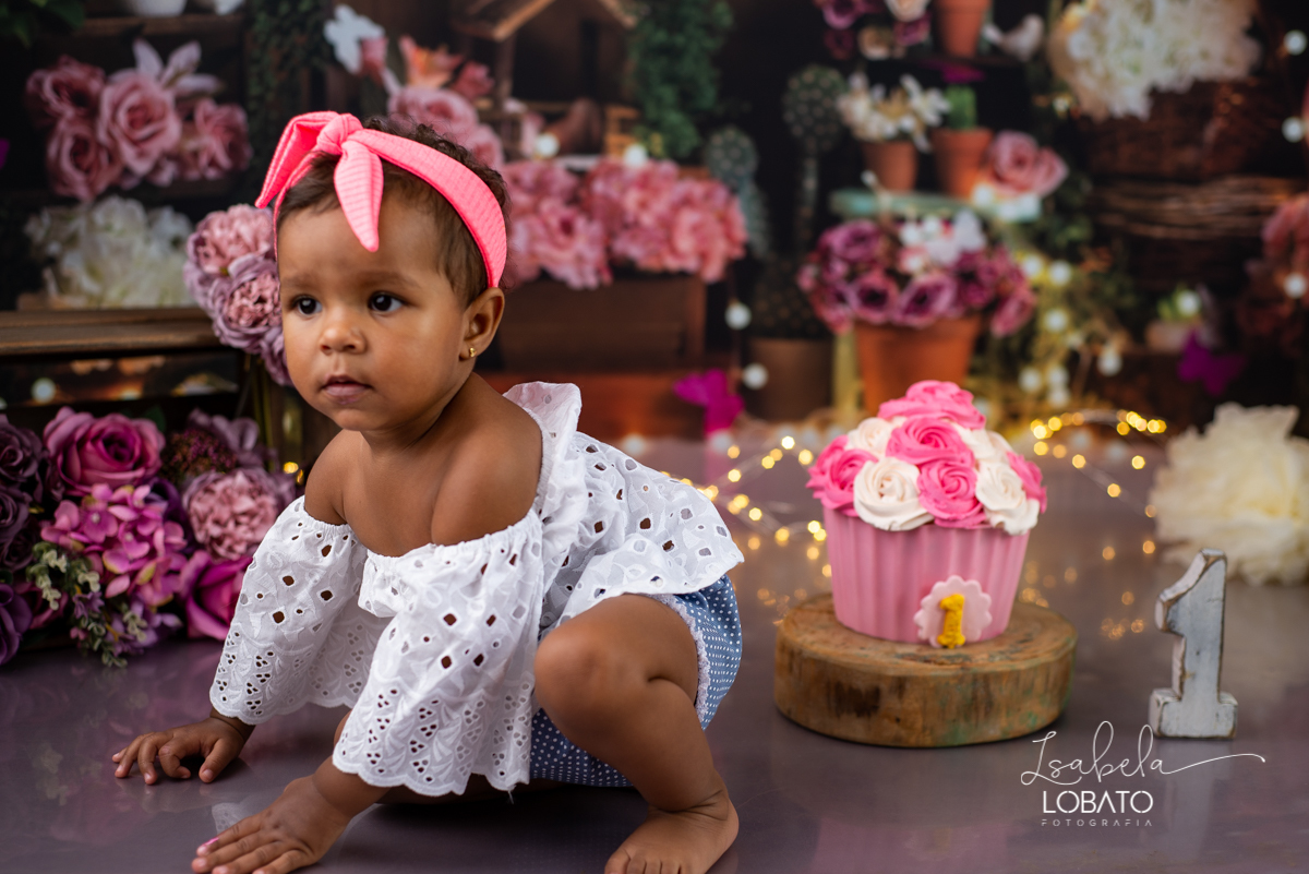 ensaio-smash-the-cake-a-hora-do-bolo-festa-jardim-decoracao-jardim-flores-estudio-fotografico-em-barbacena-isabela-lobato-fotografia-melhor-fotografa-de-barbacena-e-regiao-ensaio-fotografico-de-criancas-book-infantil-carandai-cipotanea-barroso-ibertioga