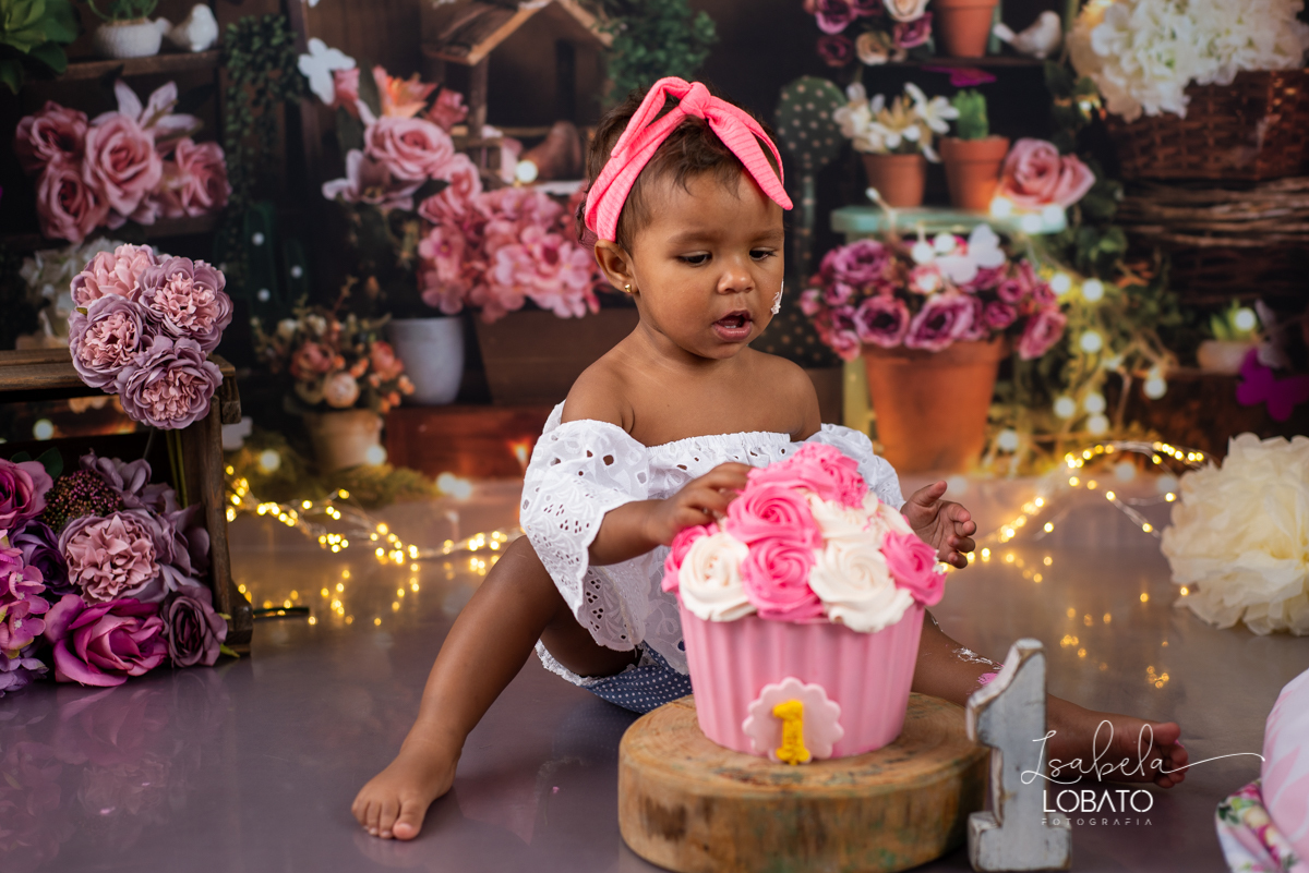 ensaio-smash-the-cake-a-hora-do-bolo-festa-jardim-decoracao-jardim-flores-estudio-fotografico-em-barbacena-isabela-lobato-fotografia-melhor-fotografa-de-barbacena-e-regiao-ensaio-fotografico-de-criancas-book-infantil-carandai-cipotanea-barroso-ibertioga