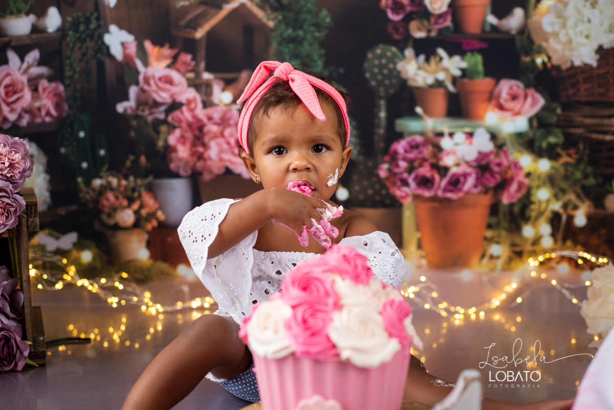 ensaio-smash-the-cake-a-hora-do-bolo-festa-jardim-decoracao-jardim-flores-estudio-fotografico-em-barbacena-isabela-lobato-fotografia-melhor-fotografa-de-barbacena-e-regiao-ensaio-fotografico-de-criancas-book-infantil-carandai-cipotanea-barroso-ibertioga