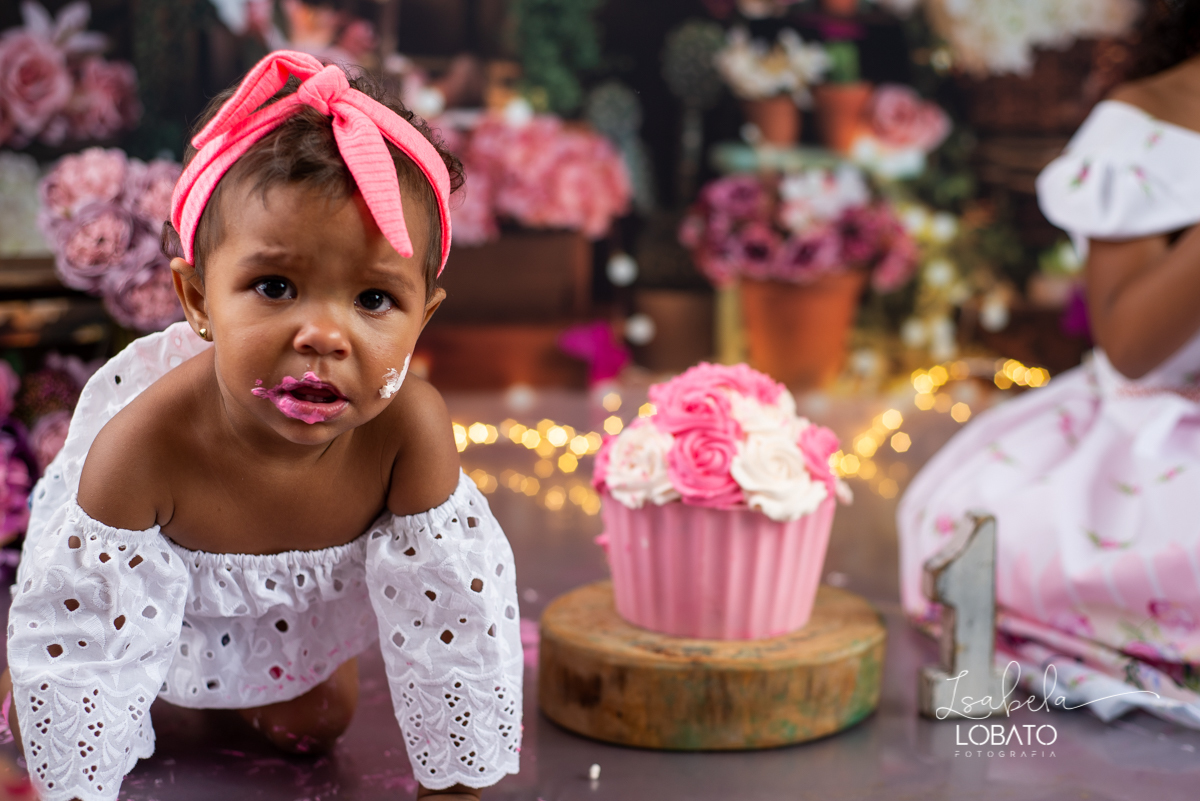 ensaio-smash-the-cake-a-hora-do-bolo-festa-jardim-decoracao-jardim-flores-estudio-fotografico-em-barbacena-isabela-lobato-fotografia-melhor-fotografa-de-barbacena-e-regiao-ensaio-fotografico-de-criancas-book-infantil-carandai-cipotanea-barroso-ibertioga