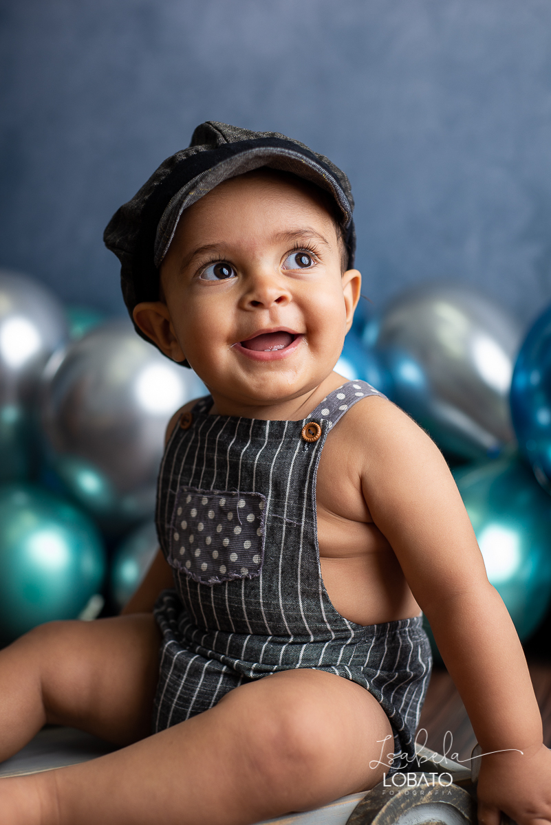 fotografa-de-criancas-em-barbacena-melhor-fotografa-de-barbacena-estudio-fotografico-infantil-isabela-lobato-fotografia-a-hora-do-bolo-mundo-azul-smash-the-cake-esmagando-o-bolo-book-infantil-bq-acompanhamento-fotografico-criativo-festa-decoracao-carandai