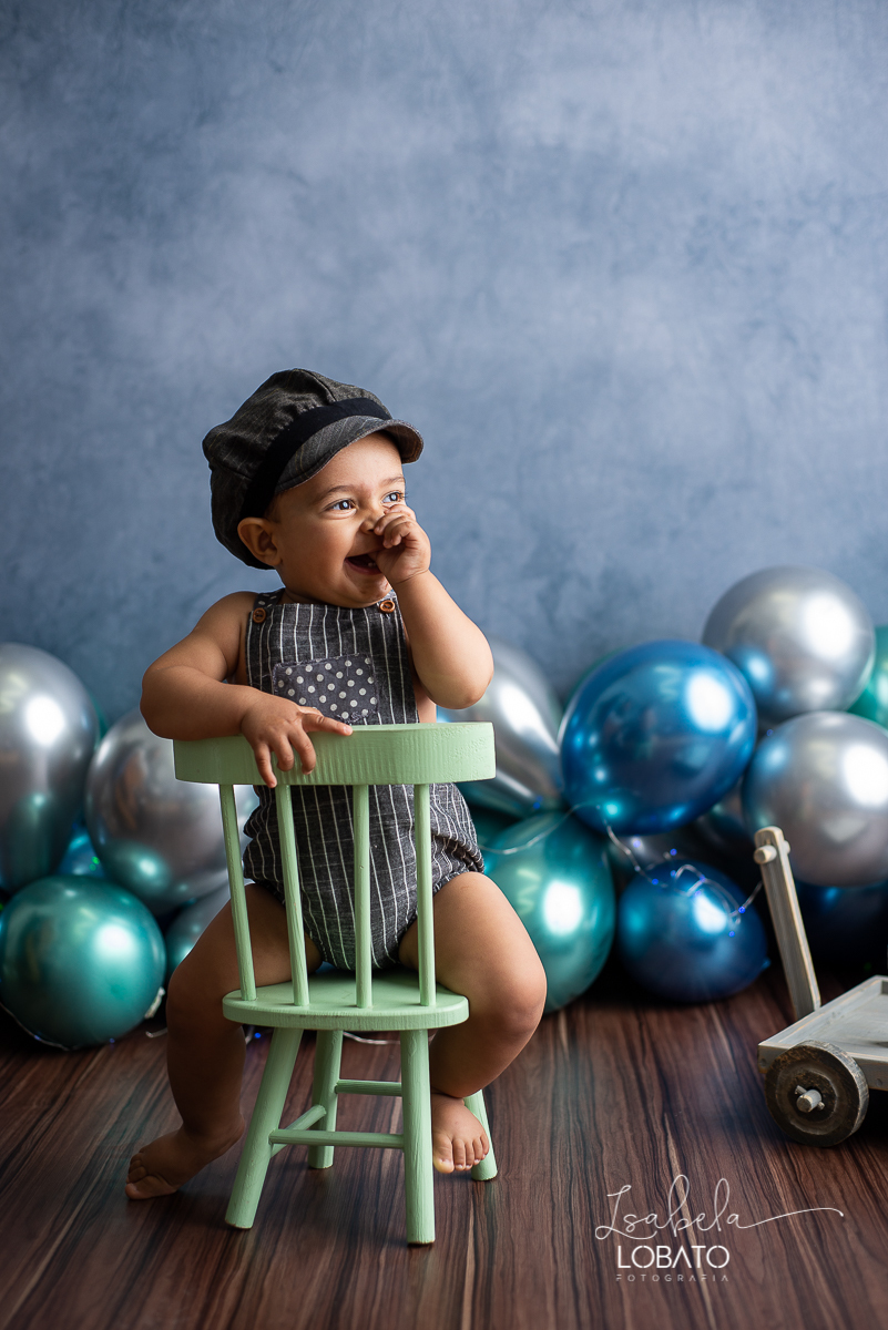fotografa-de-criancas-em-barbacena-melhor-fotografa-de-barbacena-estudio-fotografico-infantil-isabela-lobato-fotografia-a-hora-do-bolo-mundo-azul-smash-the-cake-esmagando-o-bolo-book-infantil-bq-acompanhamento-fotografico-criativo-festa-decoracao-carandai