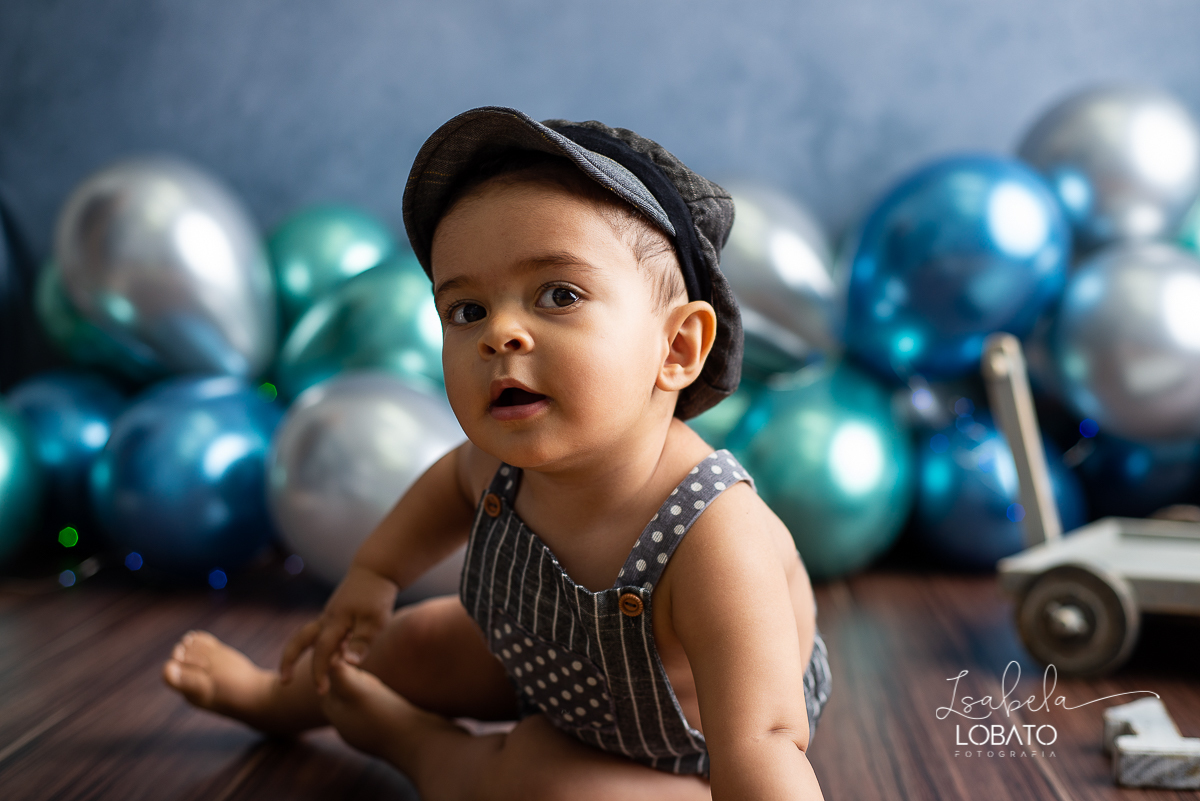 fotografa-de-criancas-em-barbacena-melhor-fotografa-de-barbacena-estudio-fotografico-infantil-isabela-lobato-fotografia-a-hora-do-bolo-mundo-azul-smash-the-cake-esmagando-o-bolo-book-infantil-bq-acompanhamento-fotografico-criativo-festa-decoracao-carandai