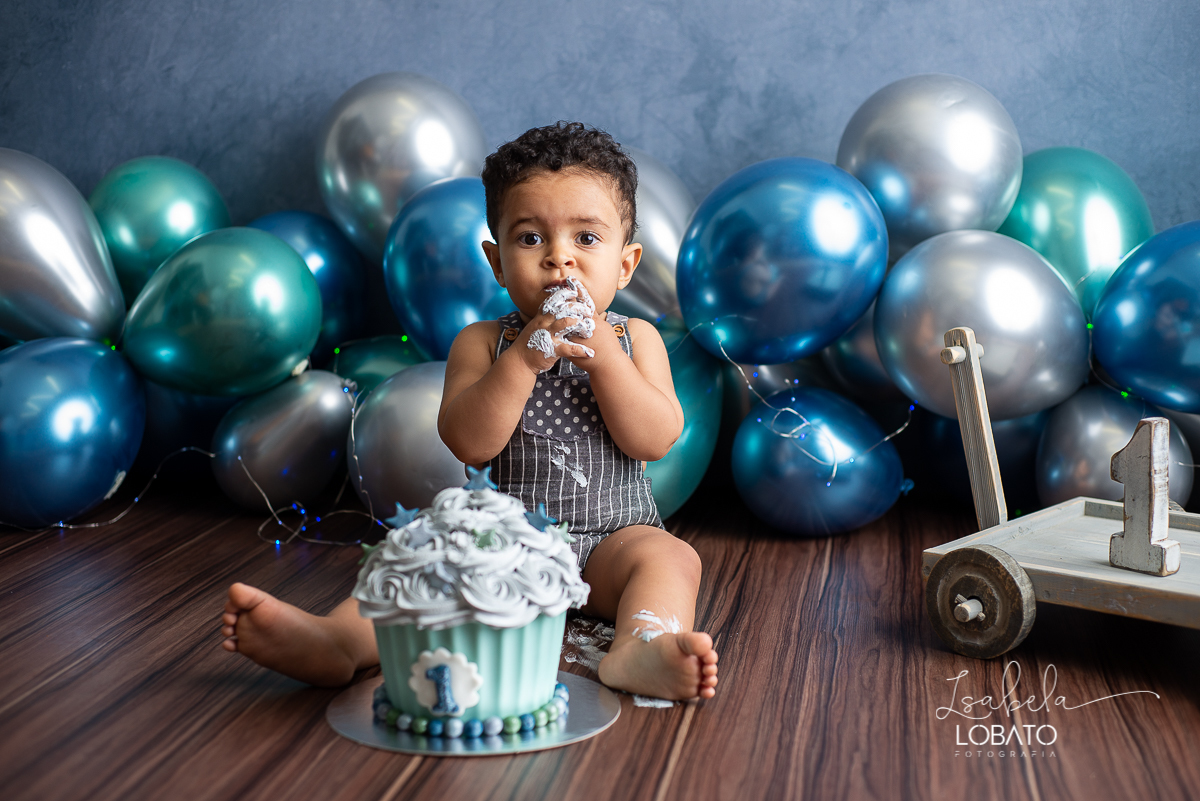 fotografa-de-criancas-em-barbacena-melhor-fotografa-de-barbacena-estudio-fotografico-infantil-isabela-lobato-fotografia-a-hora-do-bolo-mundo-azul-smash-the-cake-esmagando-o-bolo-book-infantil-bq-acompanhamento-fotografico-criativo-festa-decoracao-carandai