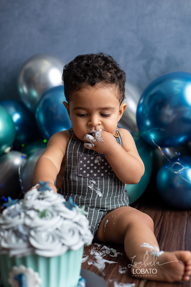 fotografa-de-criancas-em-barbacena-melhor-fotografa-de-barbacena-estudio-fotografico-infantil-isabela-lobato-fotografia-a-hora-do-bolo-mundo-azul-smash-the-cake-esmagando-o-bolo-book-infantil-bq-acompanhamento-fotografico-criativo-festa-decoracao-carandai
