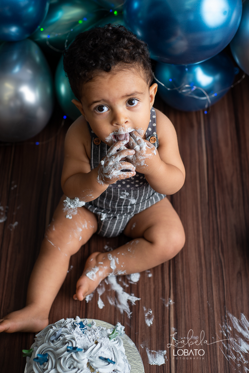 fotografa-de-criancas-em-barbacena-melhor-fotografa-de-barbacena-estudio-fotografico-infantil-isabela-lobato-fotografia-a-hora-do-bolo-mundo-azul-smash-the-cake-esmagando-o-bolo-book-infantil-bq-acompanhamento-fotografico-criativo-festa-decoracao-carandai