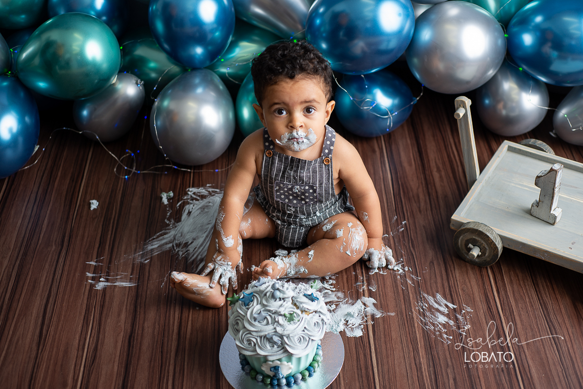 fotografa-de-criancas-em-barbacena-melhor-fotografa-de-barbacena-estudio-fotografico-infantil-isabela-lobato-fotografia-a-hora-do-bolo-mundo-azul-smash-the-cake-esmagando-o-bolo-book-infantil-bq-acompanhamento-fotografico-criativo-festa-decoracao-carandai