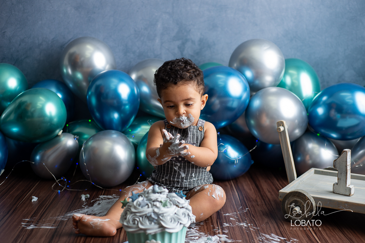 fotografa-de-criancas-em-barbacena-melhor-fotografa-de-barbacena-estudio-fotografico-infantil-isabela-lobato-fotografia-a-hora-do-bolo-mundo-azul-smash-the-cake-esmagando-o-bolo-book-infantil-bq-acompanhamento-fotografico-criativo-festa-decoracao-carandai