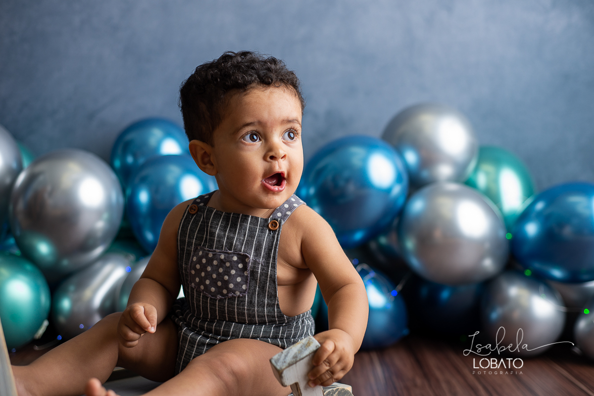 fotografa-de-criancas-em-barbacena-melhor-fotografa-de-barbacena-estudio-fotografico-infantil-isabela-lobato-fotografia-a-hora-do-bolo-mundo-azul-smash-the-cake-esmagando-o-bolo-book-infantil-bq-acompanhamento-fotografico-criativo-festa-decoracao-carandai