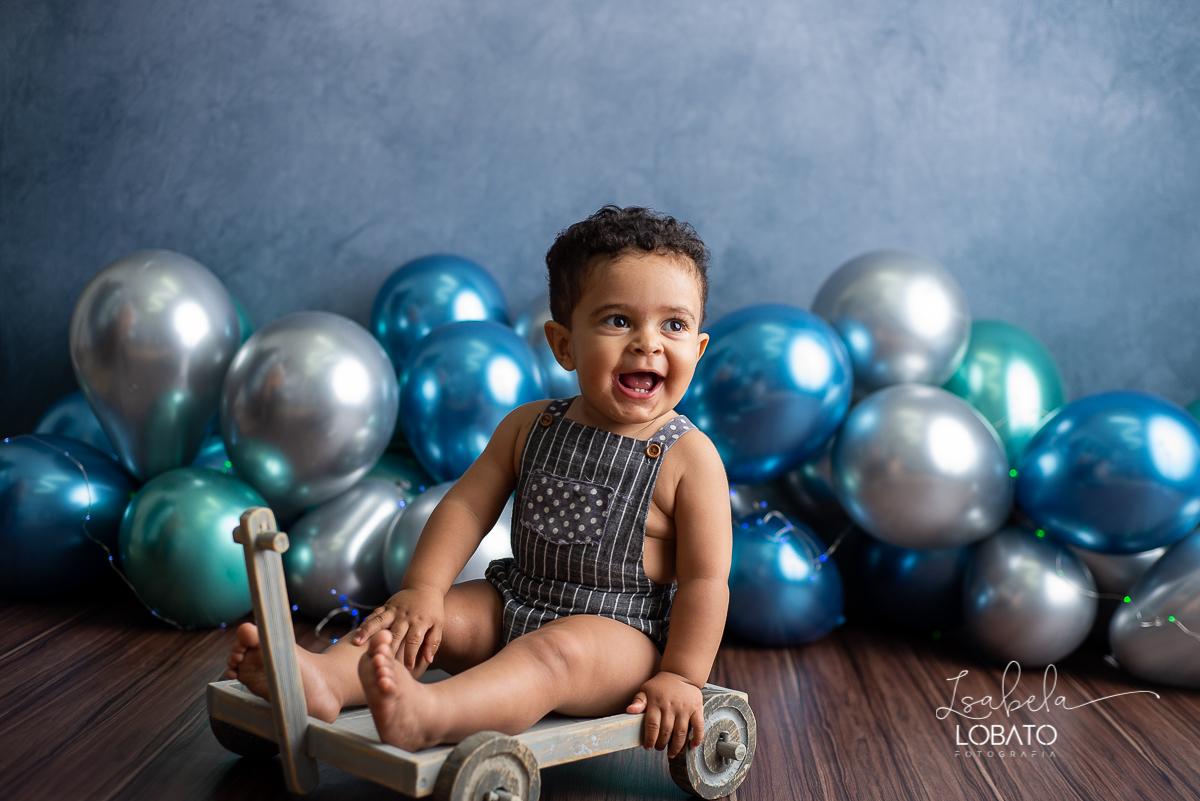 fotografa-de-criancas-em-barbacena-melhor-fotografa-de-barbacena-estudio-fotografico-infantil-isabela-lobato-fotografia-a-hora-do-bolo-mundo-azul-smash-the-cake-esmagando-o-bolo-book-infantil-bq-acompanhamento-fotografico-criativo-festa-decoracao-carandai