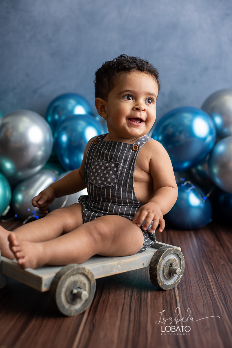 fotografa-de-criancas-em-barbacena-melhor-fotografa-de-barbacena-estudio-fotografico-infantil-isabela-lobato-fotografia-a-hora-do-bolo-mundo-azul-smash-the-cake-esmagando-o-bolo-book-infantil-bq-acompanhamento-fotografico-criativo-festa-decoracao-carandai