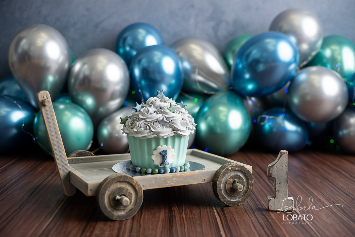 fotografa-de-criancas-em-barbacena-melhor-fotografa-de-barbacena-estudio-fotografico-infantil-isabela-lobato-fotografia-a-hora-do-bolo-mundo-azul-smash-the-cake-esmagando-o-bolo-book-infantil-bq-acompanhamento-fotografico-criativo-festa-decoracao-carandai