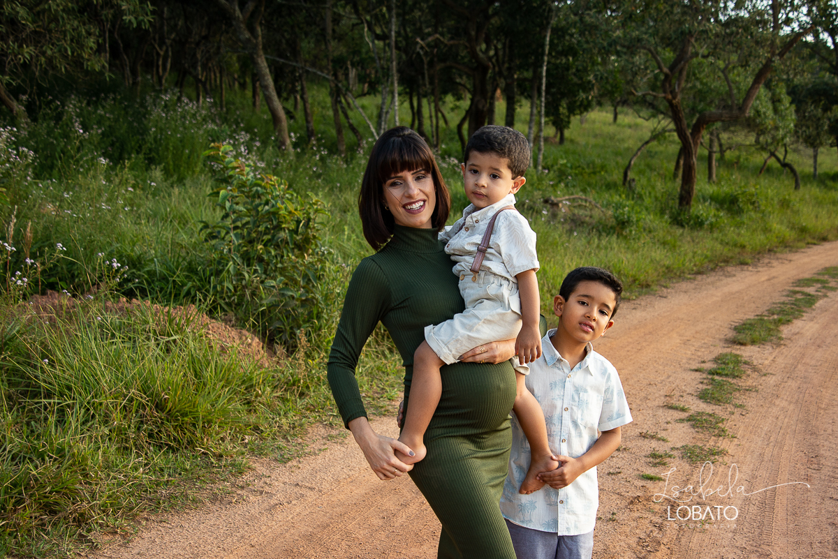 pregnant-rehearsal-baby-gestar-ensaio-gestante-na-natureza-amor-de-mae-mundo-azul-foto-de-gestante-ensaio-fotografico-de-gravida-gestacao-9-meses-fases-da-gestacao-gestacao-semanas-roupa-de-gravida-foto-luz-natural-foto-por-do-sol-contra-luz-silhueta-mg