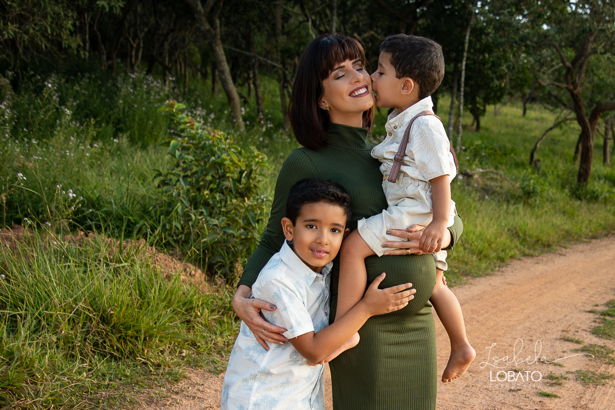 pregnant-rehearsal-baby-gestar-ensaio-gestante-na-natureza-amor-de-mae-mundo-azul-foto-de-gestante-ensaio-fotografico-de-gravida-gestacao-9-meses-fases-da-gestacao-gestacao-semanas-roupa-de-gravida-foto-luz-natural-foto-por-do-sol-contra-luz-silhueta-mg