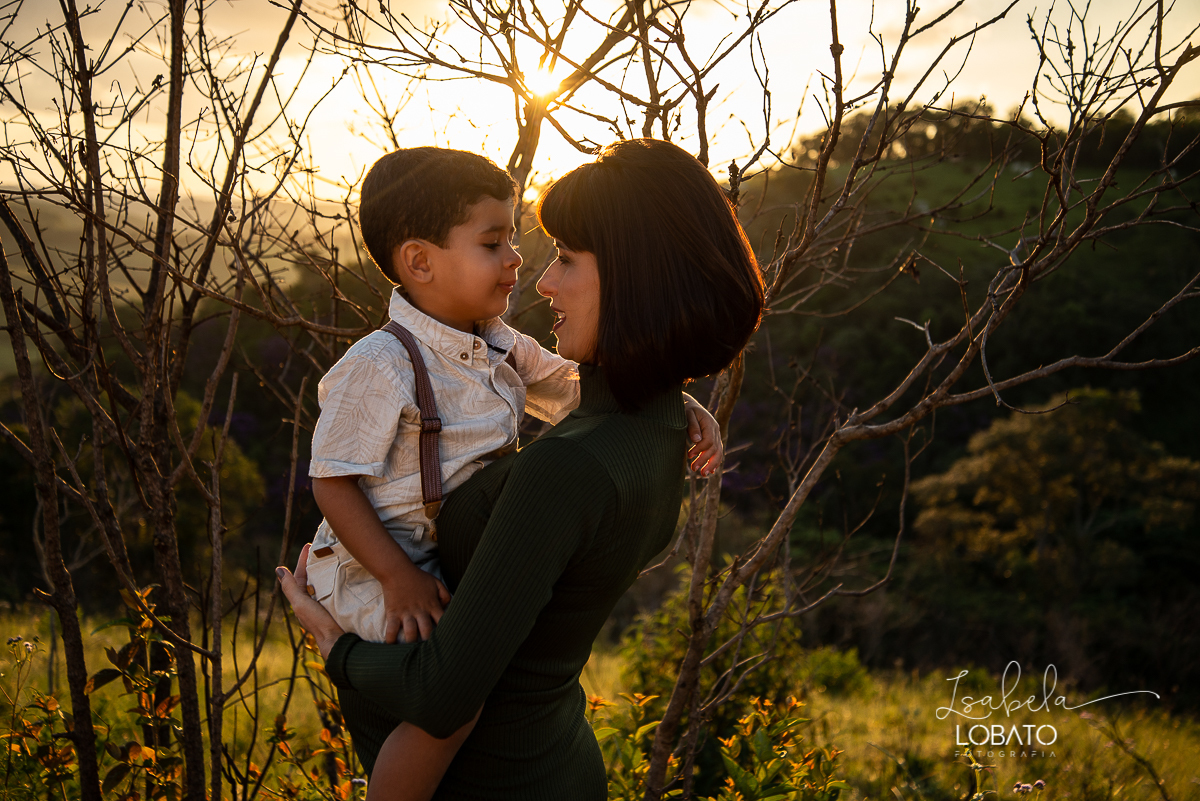 pregnant-rehearsal-baby-gestar-ensaio-gestante-na-natureza-amor-de-mae-mundo-azul-foto-de-gestante-ensaio-fotografico-de-gravida-gestacao-9-meses-fases-da-gestacao-gestacao-semanas-roupa-de-gravida-foto-luz-natural-foto-por-do-sol-contra-luz-silhueta-mg