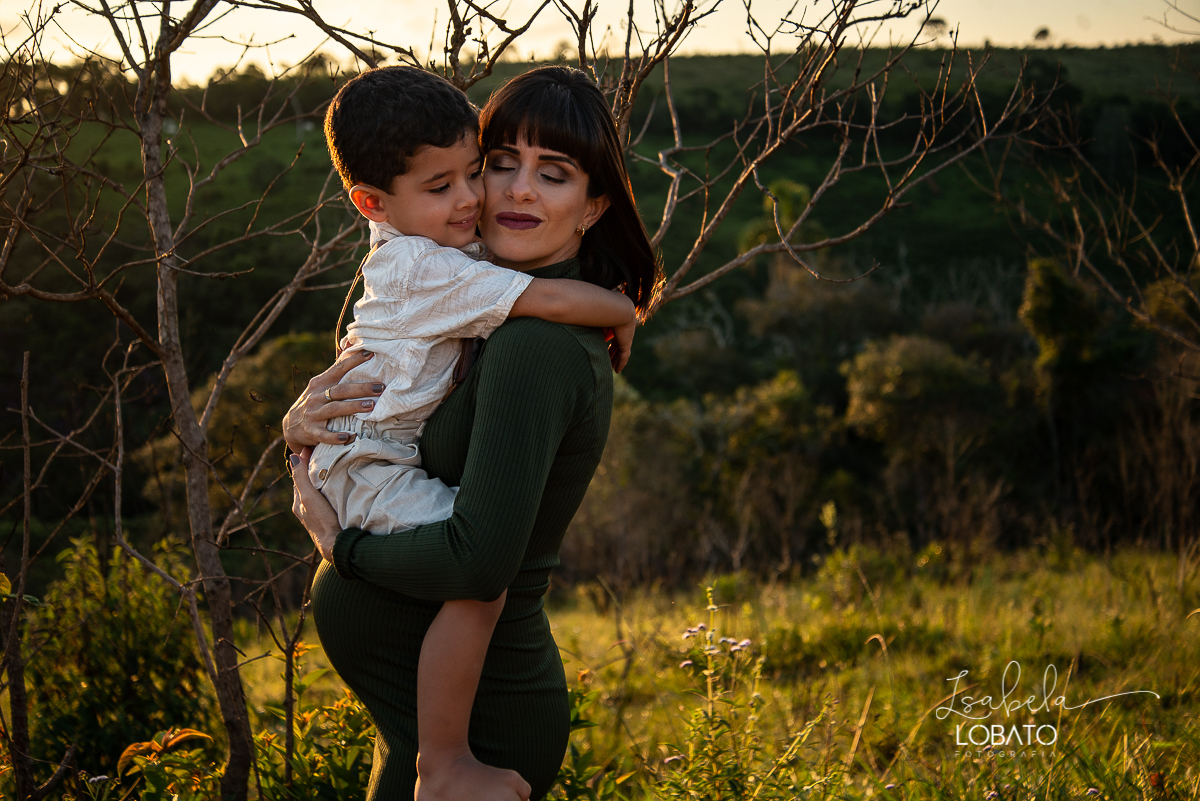 pregnant-rehearsal-baby-gestar-ensaio-gestante-na-natureza-amor-de-mae-mundo-azul-foto-de-gestante-ensaio-fotografico-de-gravida-gestacao-9-meses-fases-da-gestacao-gestacao-semanas-roupa-de-gravida-foto-luz-natural-foto-por-do-sol-contra-luz-silhueta-mg