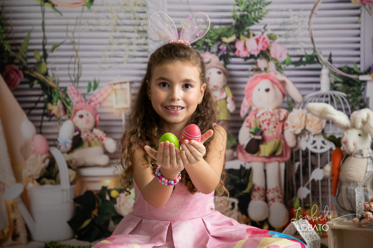 memorias-de-pascoa-2021-ensaio-fotografico-de-pascoa-ovos-de-pascoa-coelhinho-da-pascoa-fundo-fotografico-de-pascoa-cenário-fotografico-de-pascoa-estudio-de-fotos-em-barbacena-isabela-lobato-fotografia-ensaio-de-pascoa-2021-fotografos-carandai-cipotanea